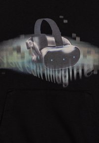 Felpa nera con cappuccio decorata con una grafica di un visore per realtà virtuale con cinturino, dettagli azzurri e il testo "Puoi immaginare" in un font stilizzato.