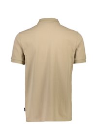 Beige polotröja i bomullsmix, med klassisk krage, korta ärmar och rak fåll med en liten märkesskylt på sidan.