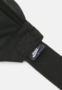 Nike Sportswear HERITAGE WAISTPACK UNISEX - Bolsa de cintura - sequoia/barely green