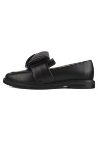 Schwarze Lederloafer mit einem auffälligen Schleifenakzent auf dem Obermaterial, runder Zehenform und einer niedrigen, flachen Gummisohle. Glatte Textur durchgehend.