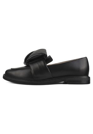 Crne kožne loafers cipele s istaknutim mašnom na gornjem dijelu, zaobljenim vrhom i niskom, ravnom gumenom potplatu. Glatka tekstura kroz cijelu cipelu.