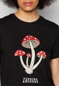 Camiseta negra con un gráfico de setas rojas y blancas. El texto dice "FUNGING AWESOME" en blanco debajo.