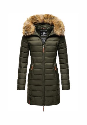 Manteau rembourré vert olive avec une capuche en fausse fourrure, fermeture éclair et accents en cuir beige sur les poches. Présente un design matelassé pour le confort thermique.