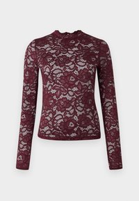 Langermet burgunderrød blondebluse med blomsterdesign og høy hals på hvit bakgrunn.