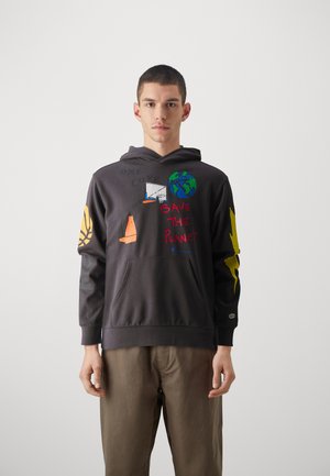 Felpa con cappuccio grigia scura con grafiche stampate, inclusi un globo, un canestro da basket e il testo "Salva il Pianeta". Presenta una tasca a marsupio e accenti colorati.