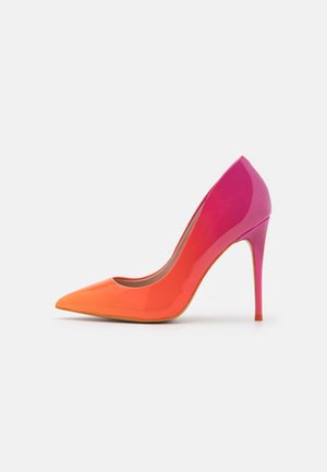 Hochhackiger Pumps mit spitzer Schuhspitze und glänzendem Finish, Farbverlauf von Orange an der Spitze zu Pink an der Ferse.