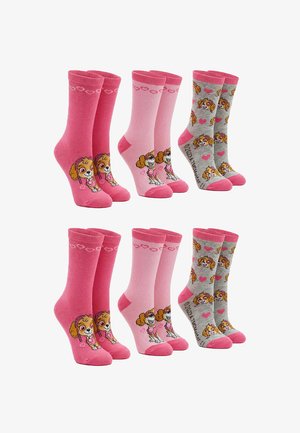 Drie paar kindersokken in roze en grijs met een cartoonhond en hartjes, gerangschikt in twee rijen op een witte achtergrond.