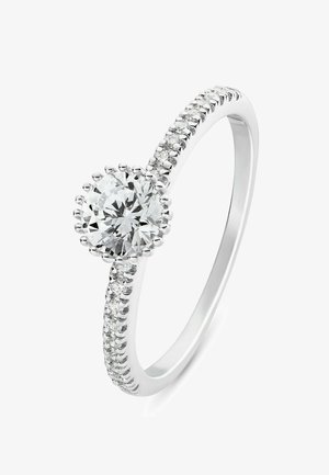 Silberner Verlobungsring mit einem rund geschliffenen Zentraldiamanten, umgeben von kleineren Diamanten auf einem mit Diamanten besetzten Ringband.