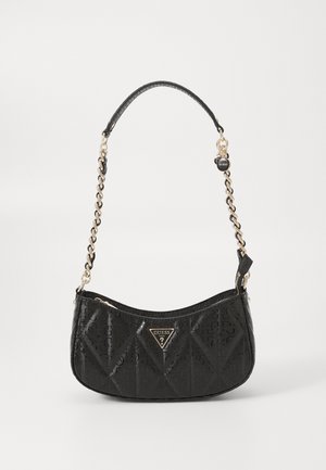 Borsa a tracolla nera trapuntata con finitura lucida, dotata di una breve tracolla a catena e un accento logo triangolare sulla parte anteriore.