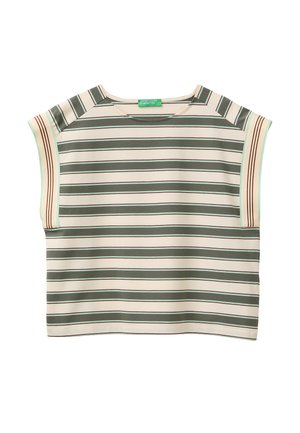 Top de manga corta con rayas horizontales en verde oliva y beige, bordes de las mangas a rayas en crema y marrón, y escote redondo.