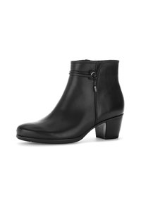 Bota de cuero negro hasta el tobillo con tacón bajo, strap decorativo y cremallera lateral, mostrada sobre un fondo blanco.