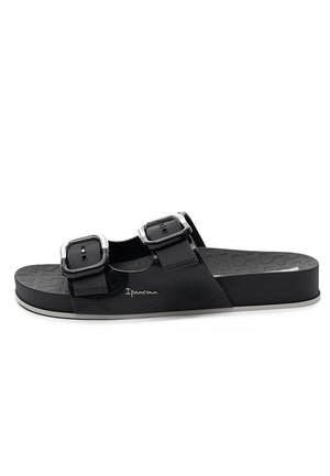 Czarna klapka na płaskiej podeszwie z dwoma regulowanymi paskami zapinanymi na sprzączki oraz teksturowaną wkładką, z nazwą marki "Ipanema" po boku.