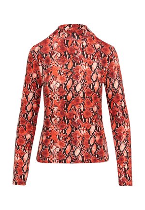 T-shirt à manches longues avec un motif serpent rouge et noir. Le tissu a une texture lisse avec une silhouette ajustée. Détail de col haut.