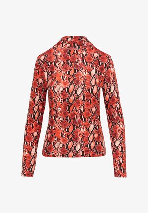 Langarmtop met een rood en zwart slangprintontwerp. De stof heeft een gladde textuur met een aansluitende snit. Hoge kraagdetail.
