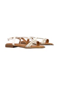 Platte sandalen met witte banden, voorzien van gevlochten details, textuuraccenten en een bruine zool. Open teen ontwerp met verstelbare gesp.