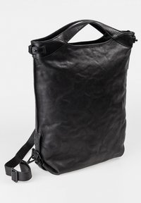 Schwarze Ledertasche mit strukturierten Oberflächen, einem oberen Griff und einem verstellbaren Riemen. Schlankes, rechteckiges Design, geeignet zum Tragen von Dokumenten oder einem Tablet.