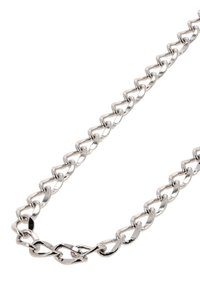 Zilveren metalen ketting met ineengeschakelde ovale en rechthoekige schakels op een witte achtergrond.