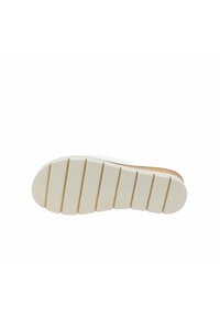 Semelle de sandale avec un fond en caoutchouc blanc texturé, comportant plusieurs rainures horizontales pour une meilleure adhérence et une semelle en liège pour le confort et le soutien.