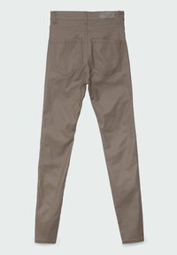 Pantalon kaki ajusté avec deux poches arrière et passants de ceinture, présenté à plat de dos sur un fond blanc.