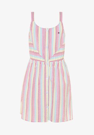 Un vestido de tirantes en tonos pastel a rayas (rosa, azul, amarillo) con botones en el frente y cintura elástica para un efecto fruncido.