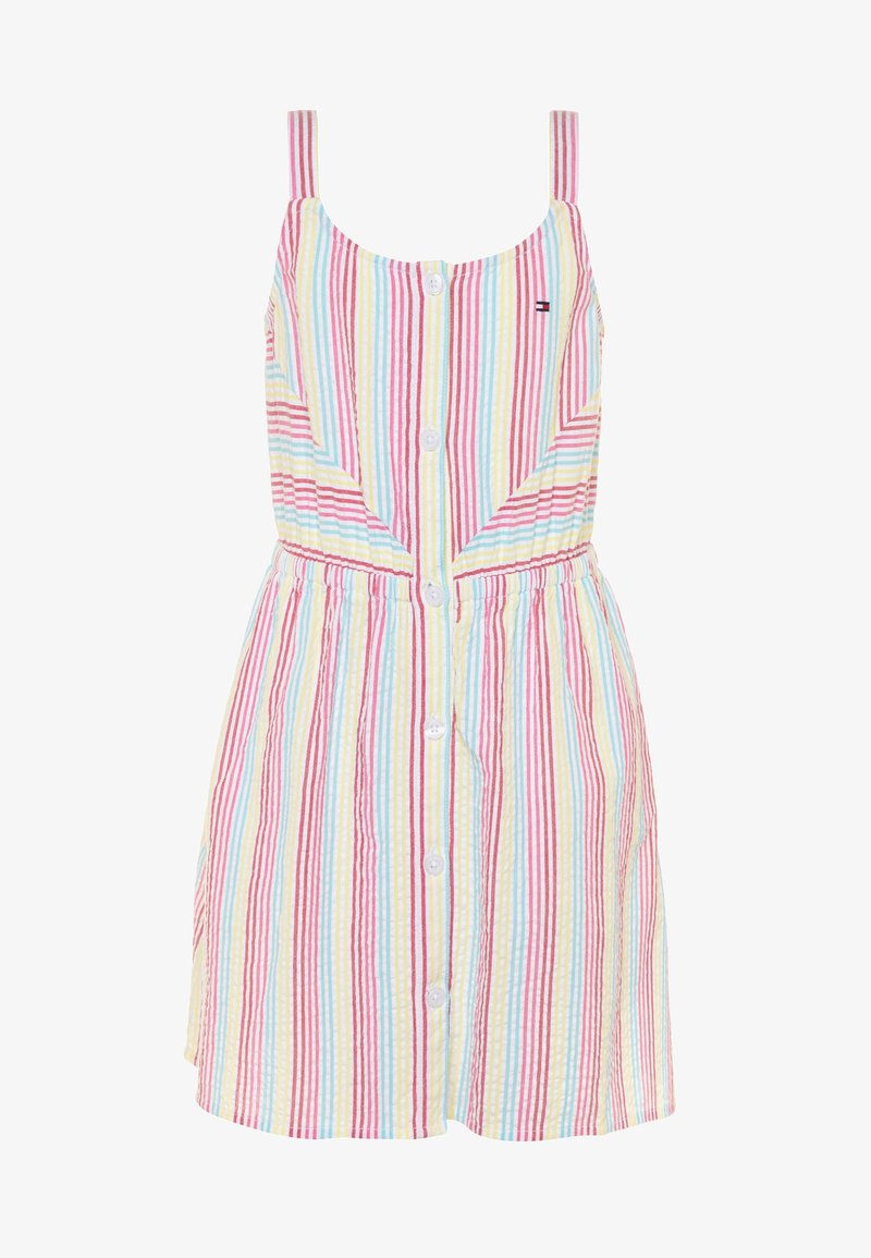 Pruhovaná letní šaty v pastelových barvách (růžová, modrá, žlutá) s ramínky typu spaghetti, knoflíkovým zapínáním vpředu a elastickým pasem pro nařasený efekt.