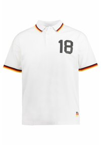 Bílá polo košile s černým číslem "18" na hrudi, s vícerozměrnými pruhovanými akcenty na límci a rukávech.