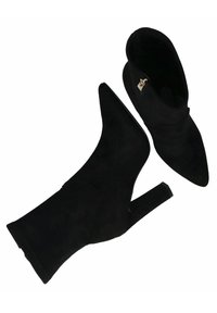 Czarne zamszowe botki za kostkę z ostrym noskiem i wysokim, kwadratowym obcasem. Posiadają boczny zamek błyskawiczny i gładką fakturę.