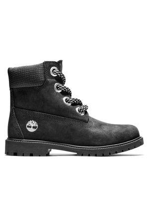 Bottine en cuir noir avec col rembourré, œillets métalliques, lacets à motifs, semelle robuste et logo d'arbre embossé sur le côté.