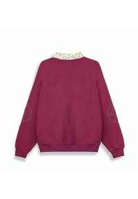 Bordowy sweatshirt z kontrastowym, kwiatowym kołnierzykiem. Posiada oversize'owe rękawy oraz subtelny detal logo na lewym rękawie. Miękka faktura materiału.