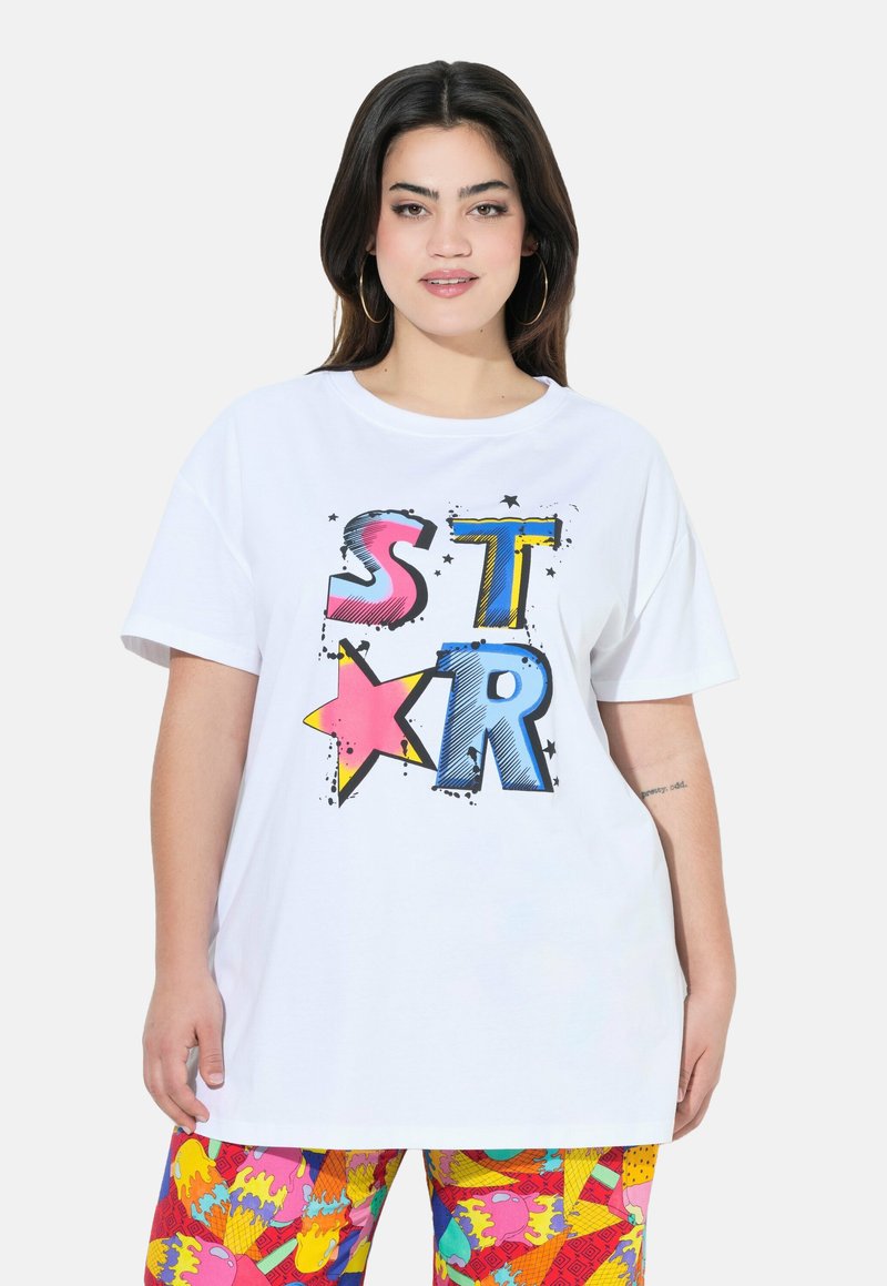 Camiseta de algodón blanca con un diseño gráfico colorido que presenta las letras "S T A R" y estrellas, con cuello redondo y mangas cortas.