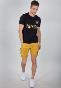 Alpha Industries CREW PATCH - Kratke hlače - wheat