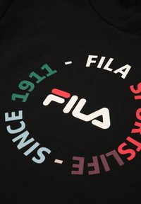 Sudadera negra con un diseño de logo circular en varios colores, incluyendo verde, rojo y blanco, con la marca FILA destacada.