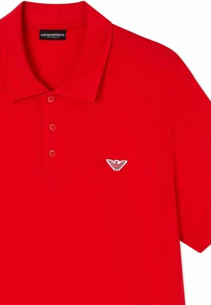 Polo rossa a maniche corte con tre bottoni e logo aquila bianco Emporio Armani sul petto.