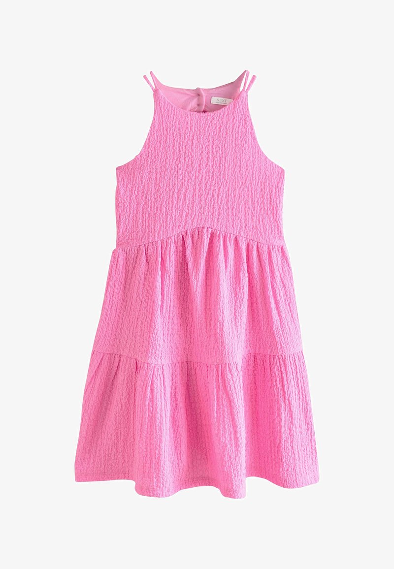 Robe rose texturée sans manches pour enfants avec double bretelles fines et jupe à volants froncée.