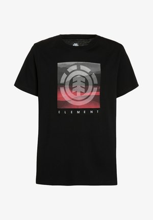 Sort t-shirt med korte ærmer med et firkantet motiv af et stiliseret træ inde i cirkler og horisontale røde og grå striber, med teksten "ELEMENT" nedenunder.
