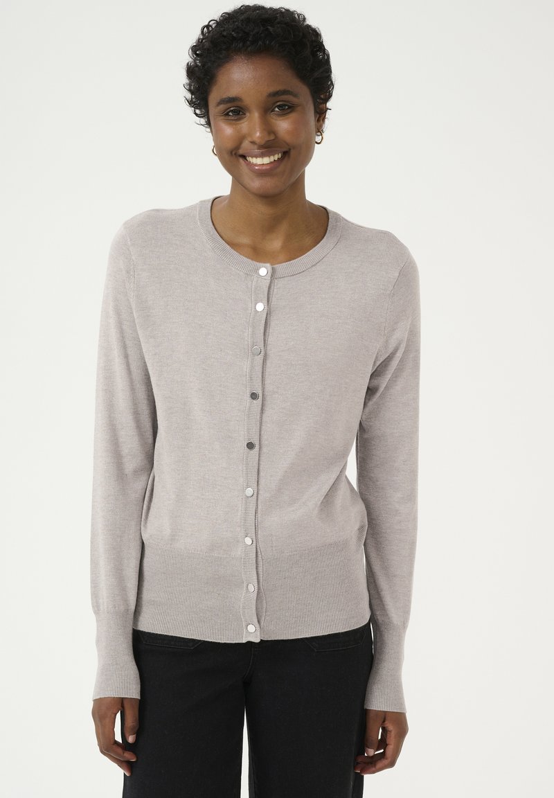 Cardigan gris clair en tissu tricoté doux, avec un col rond, des manches longues et des boutons argentés sur le devant.