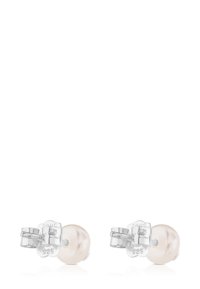 Pendientes de botón plateados con perlas blancas redondas y cierres traseros de mariposa, exhibidos sobre una superficie blanca reflectante.