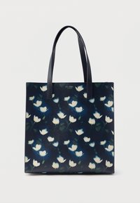 Sac fourre-tout bleu marine avec des motifs de fleurs blanches, design élégant, matériau synthétique, deux poignées robustes et surface texturée.