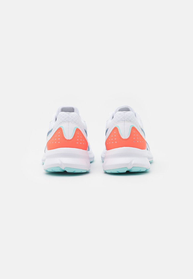 Un paio di scarpe da corsa bianche con accenti corallo e azzurro chiaro viste da dietro su uno sfondo bianco uniforme.