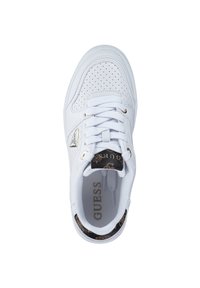 Zapatilla blanca con diseño perforado, cordones planos, detalles en dorado y tela negra estampada en el collar. Logotipo en la lengua en dorado.