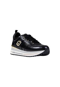 Sneaker in pelle nera con accenti dorati, design testurizzato, chiusura con lacci e suola bianca spessa. Presenta un dettaglio del logo sul lato.