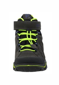 Grijze wandelschoen met een klittenbandsluiting, levendige groene veters, zwarte accenten, textuur van suède bovenkant en een duurzame rubberen zool.