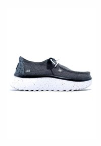 Chaussures grises à enfiler avec un dos texturé, présentant une semelle blanche mouchetée et des lacets élastiques pour un enfilage facile. Tige en tissu doux.