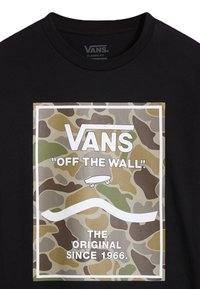 Černé tričko s grafikou maskáčového vzoru a textem "VANS 'OFF THE WALL'" a motivem skateboardu. Klasický střih s krátkými rukávy.