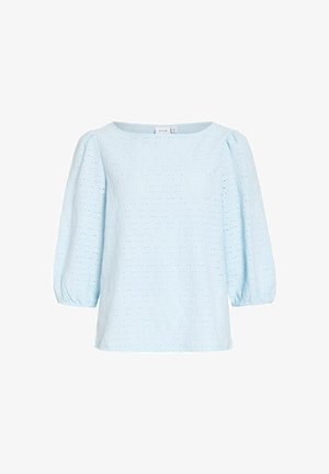Jasnoniebieska bluzka z bufkami o długości do łokcia i fakturowanej tkaniny z ażurowym wzorem, z okrągłym dekoltem i ściągaczami na rękawach.