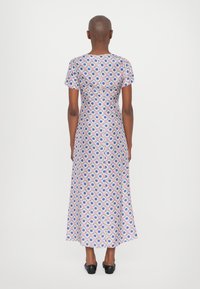 Kvetinové šaty s krátkymi rukávmi, s ružovým základom a modrými a zelenými kvetinovým vzorom, voľný dizajn, siahajúce do polovice lýtok, hladká tkanina.