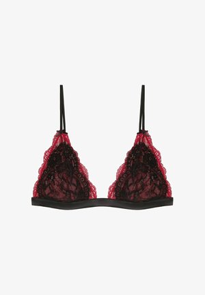 Bralette triangulaire en dentelle rouge avec des bords en dentelle noire et de fines bretelles noires. Présente une bande noire lisse en bas et un élégant détail en dentelle.