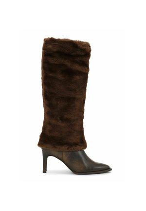 Donkerbruine kniehoge laars met puntige neus, stiletto hak en zachte bont die de schacht bedekt.