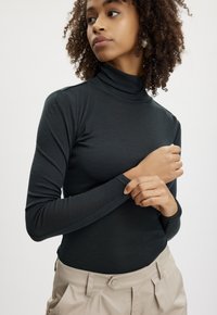 Gestuz - NiniaGZ wool rollneck - Sand melange
