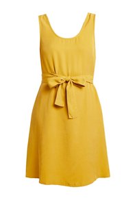 Geel mouwloos jurkje met een ronde hals en een tailleband. Gemaakt van lichtgewicht stof, heeft het een uitlopende rok en een gladde textuur.
